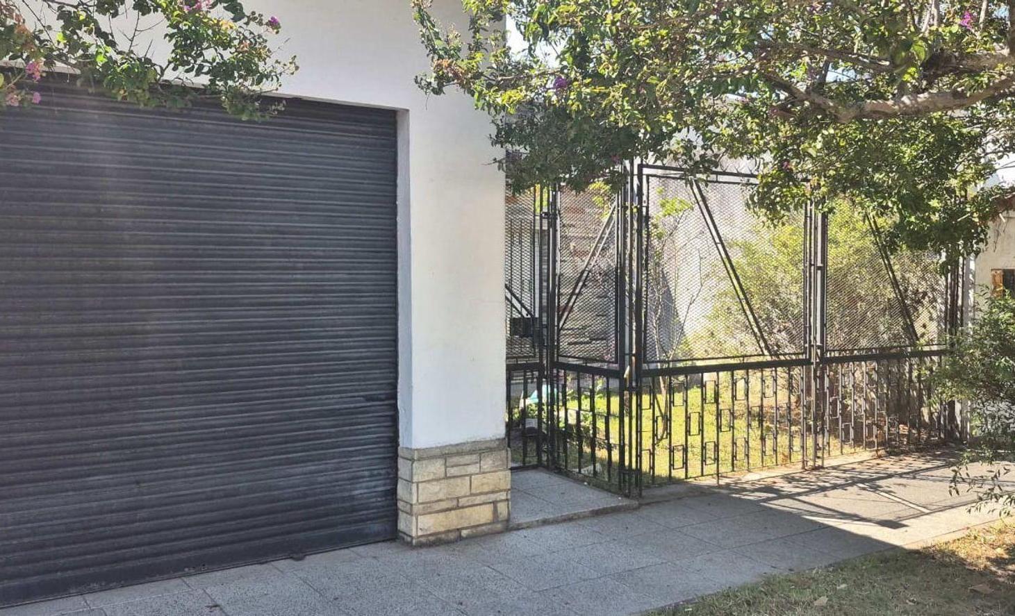 Foto de VENTA CASA 4 AMB A REFACCIONAR LOTE 427 MTS, imagen 2