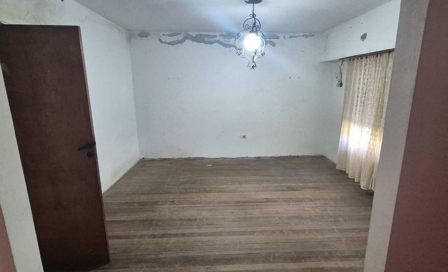 Foto de VENTA CASA 4 AMB A REFACCIONAR LOTE 427 MTS, imagen 3