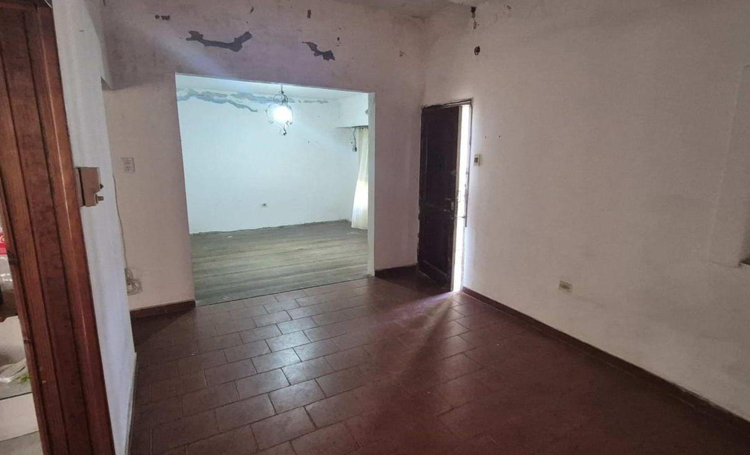 Foto de VENTA CASA 4 AMB A REFACCIONAR LOTE 427 MTS, imagen 1