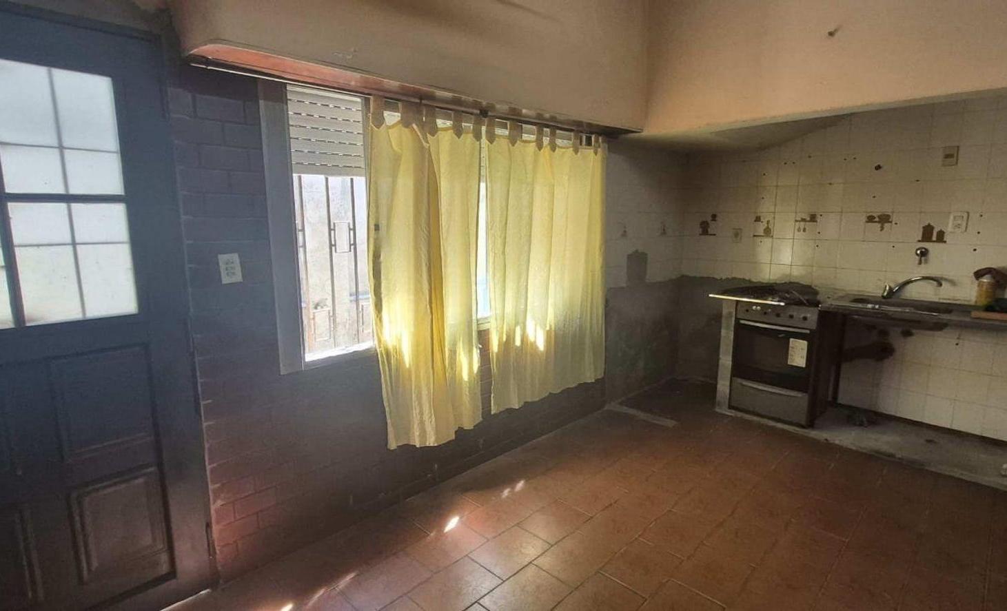 Foto de VENTA CASA 4 AMB A REFACCIONAR LOTE 427 MTS, imagen 5