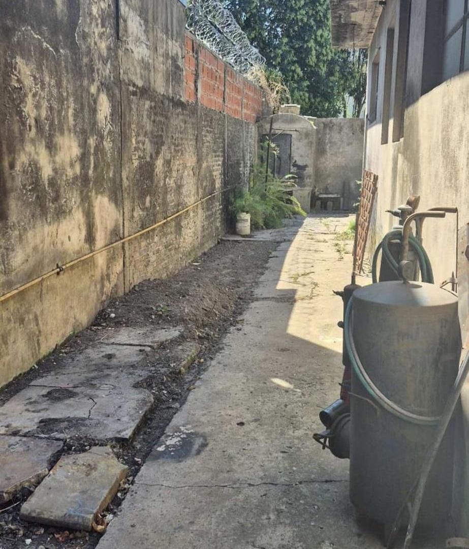 Foto de VENTA CASA 4 AMB A REFACCIONAR LOTE 427 MTS, imagen 4
