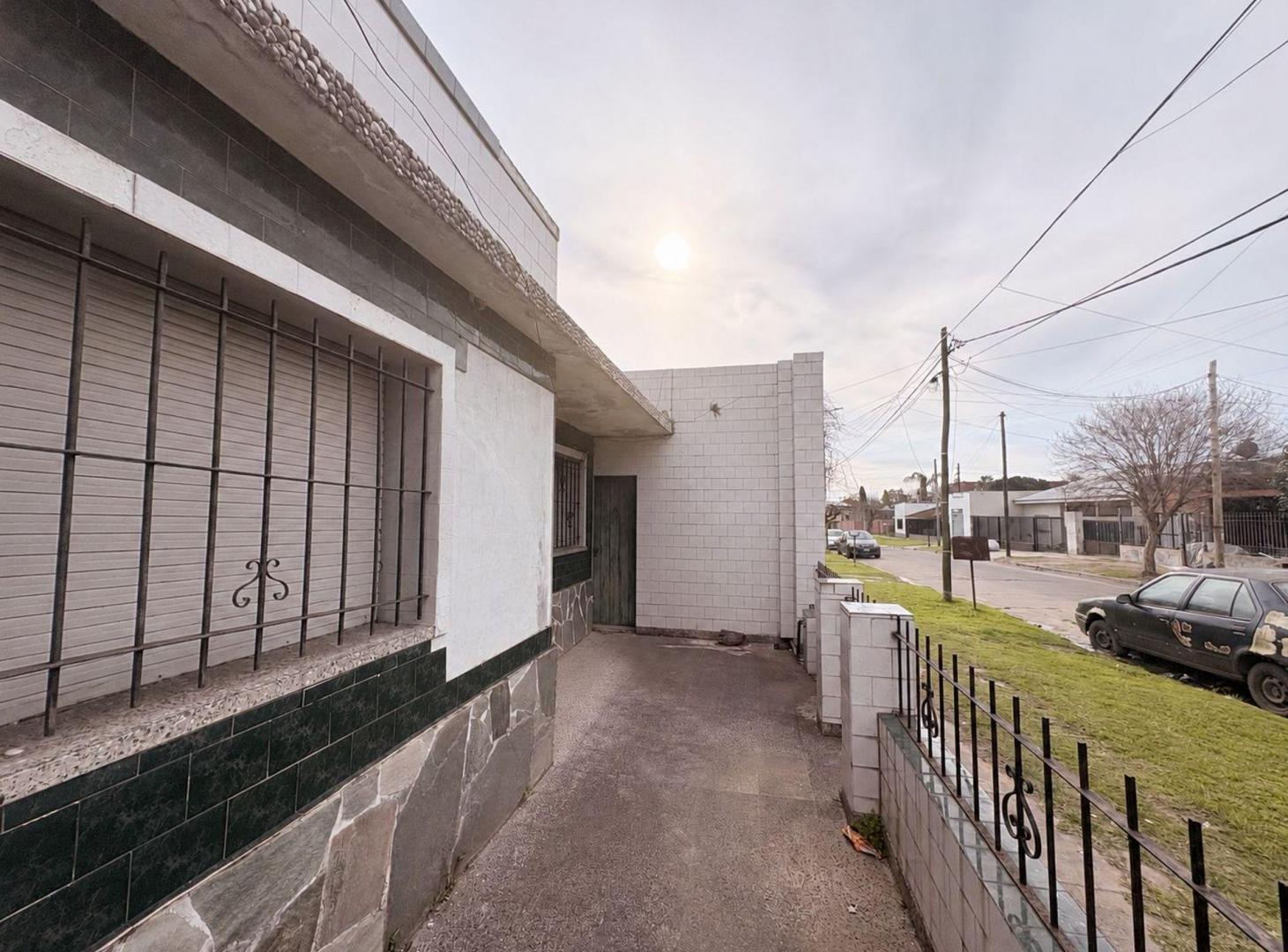 Foto de CASA A REFACCIONAR EN AMPLIO LOTE 412M2 MALVINAS A, imagen 3