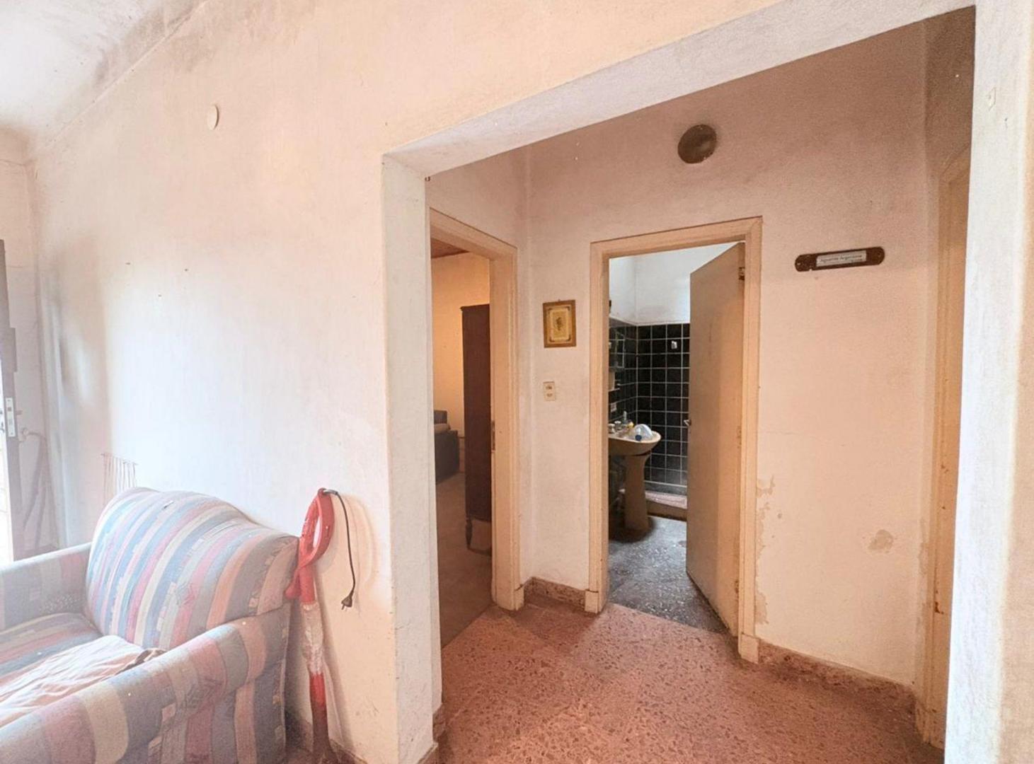 Foto de CASA A REFACCIONAR EN AMPLIO LOTE 412M2 MALVINAS A, imagen 2