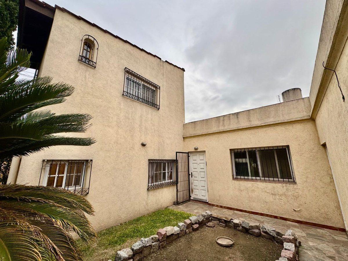 Foto de VENTA CASA 4 AMBIENTES HURLINGHAM COCHERA JARDÍN, imagen 3