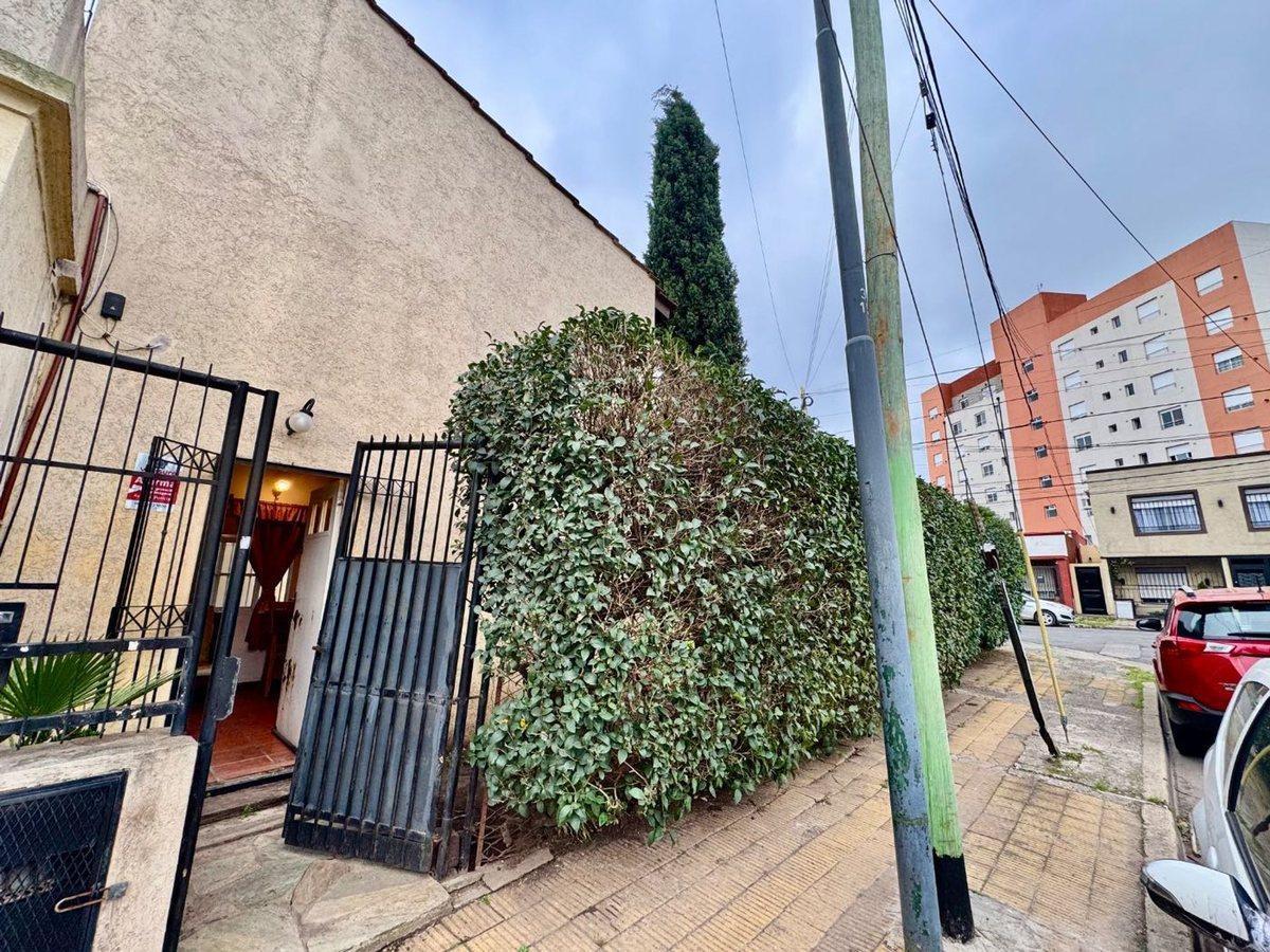 Foto de VENTA CASA 4 AMBIENTES HURLINGHAM COCHERA JARDÍN, imagen 2