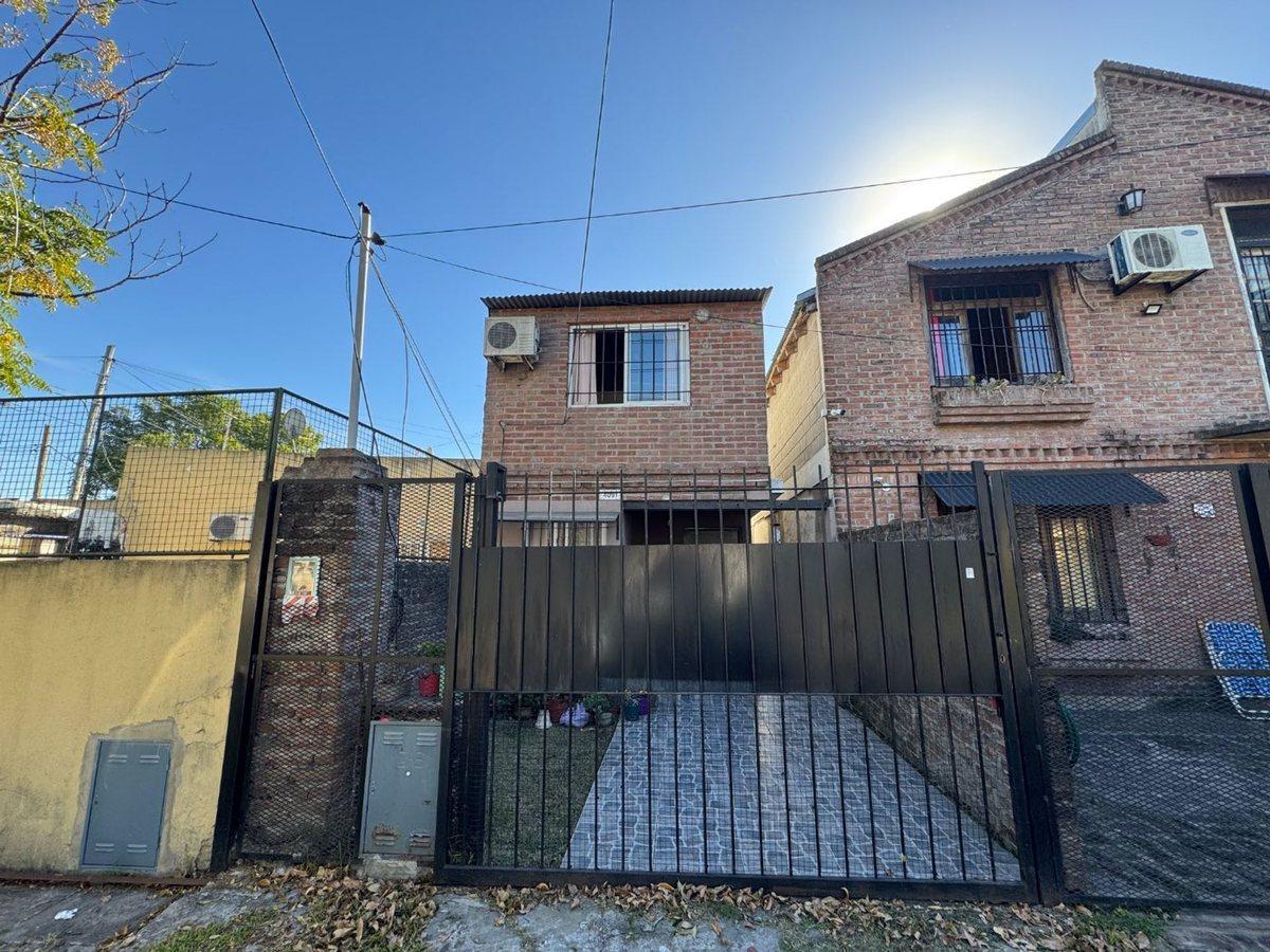 Foto de VENTA CASA DUPLEX HURLINGHAM OPORTUNIDAD, imagen 1