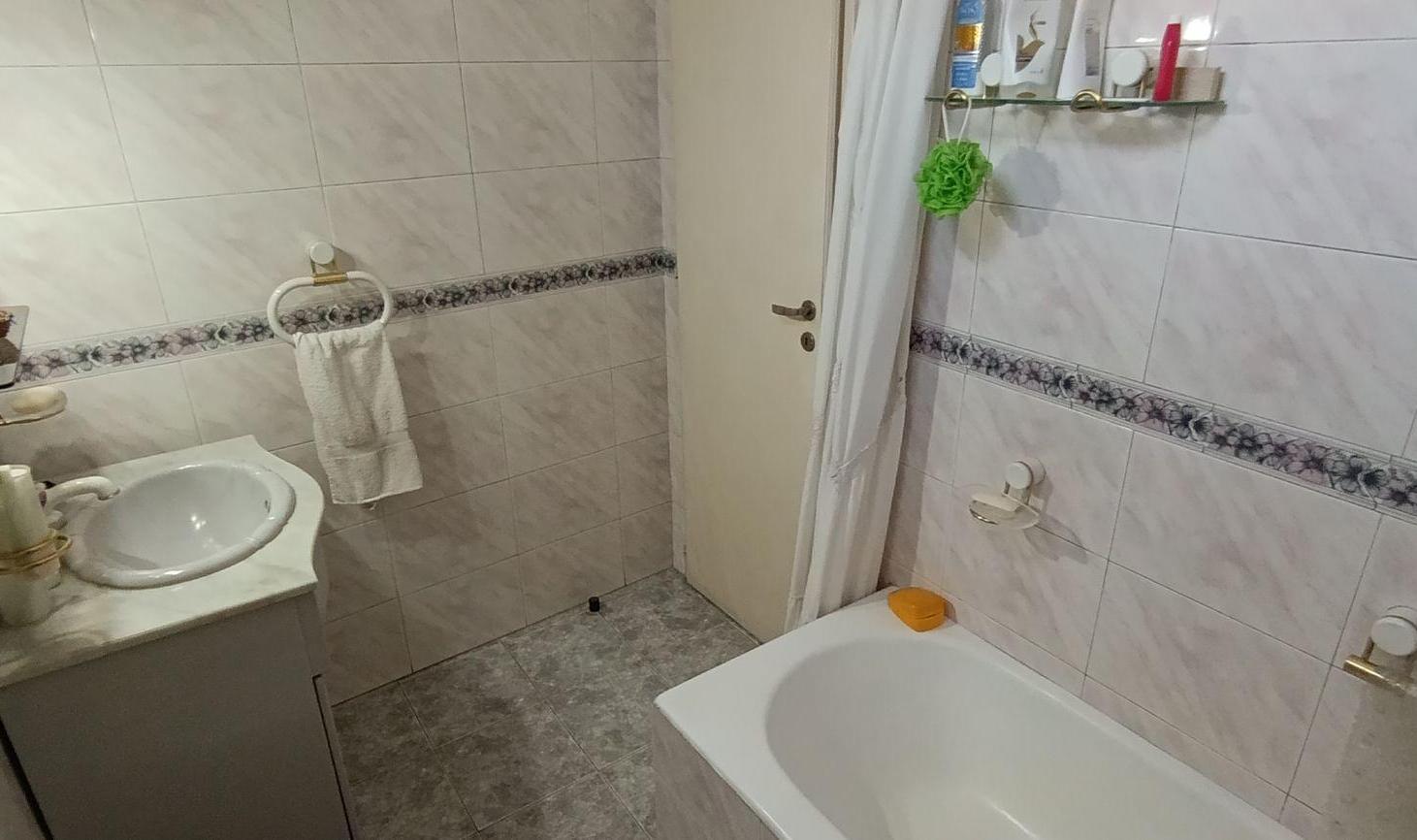 Foto de VENTA CASA 4 AMB CON PILETA EN LOTE PROPIO, imagen 3