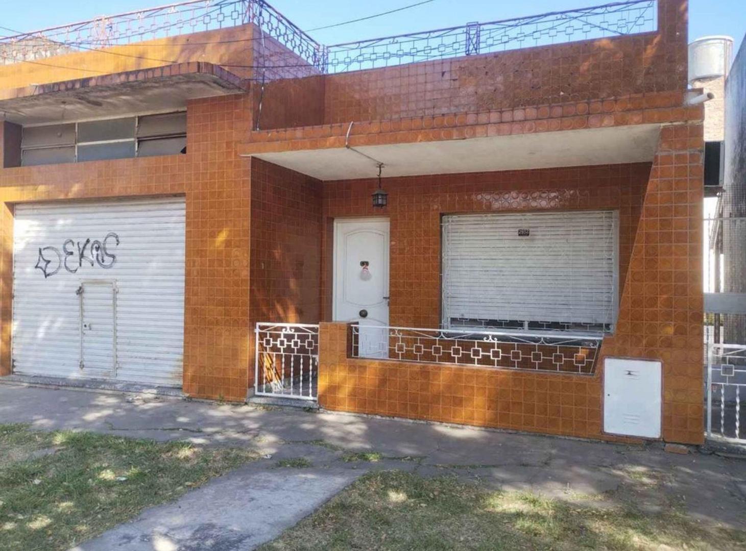 Foto de CASA 3AMB LOCAL TALLER MORON SUR, imagen 1
