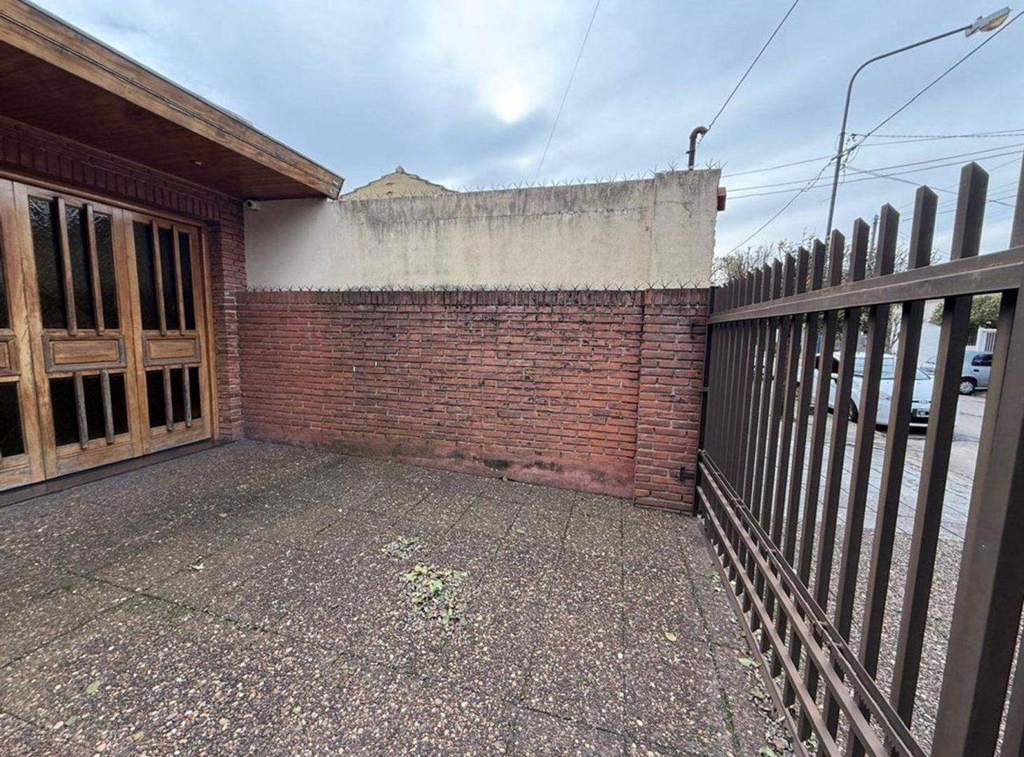 Foto de VENTA CASA 6 AMBIENTES JARDIN GARAGE V LUZURIAGA, imagen 3