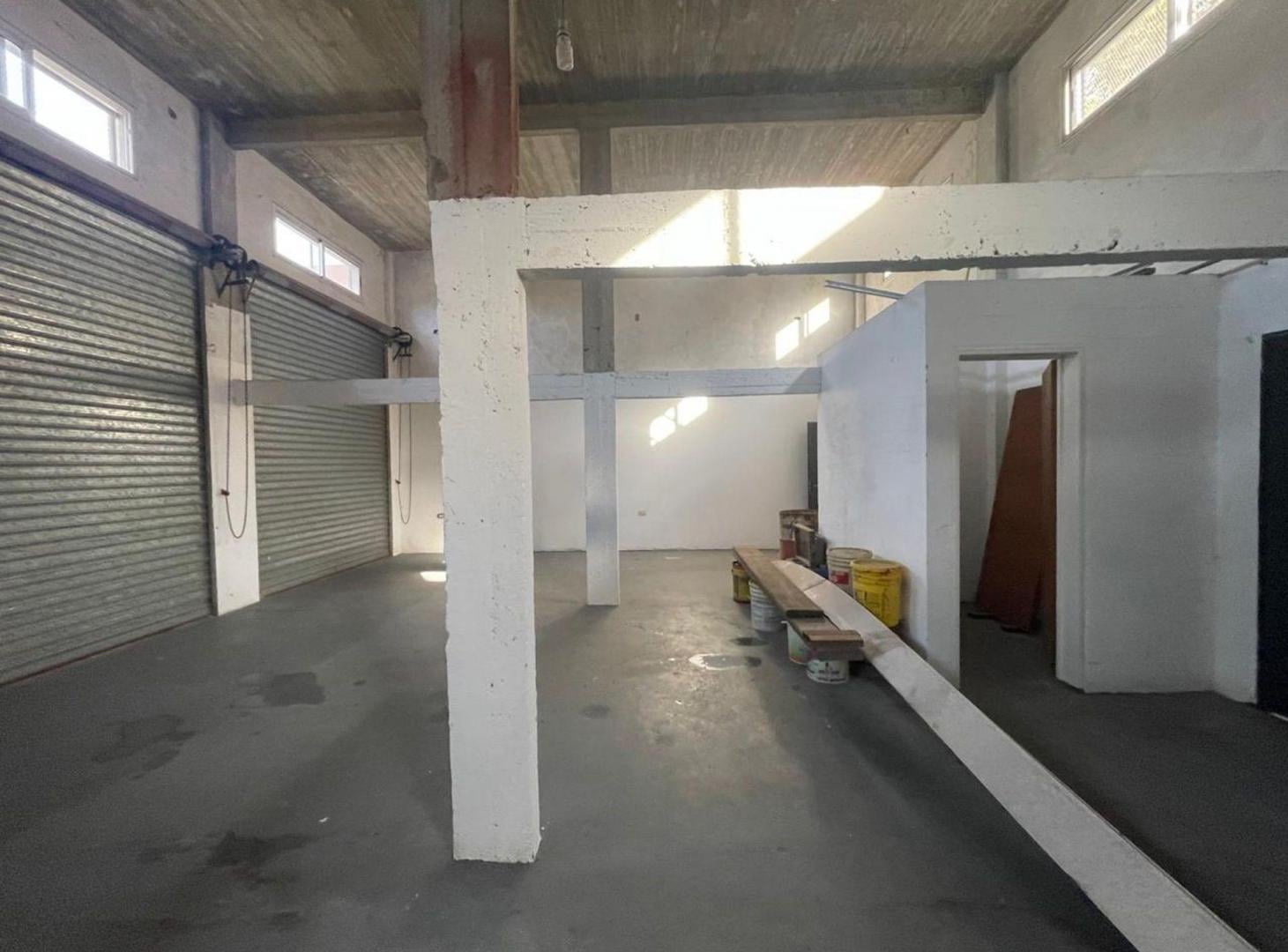 Foto de GALPÓN/ LOCALES + DPTO EN VENTA | ITUZAINGÓ, imagen 2