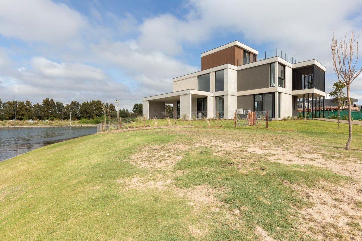 Foto de VENTA CASA 5AMB PILETA TERRAZA NORDELTA PERMUTA, imagen 2