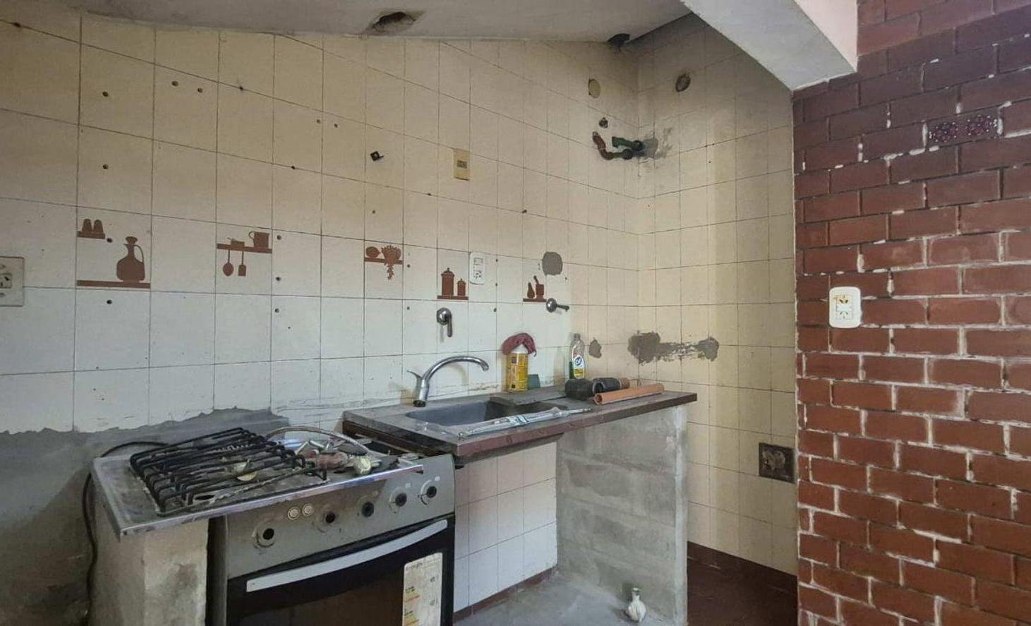 Foto de VENTA CASA 4 AMB A REFACCIONAR LOTE 427 MTS, imagen 2