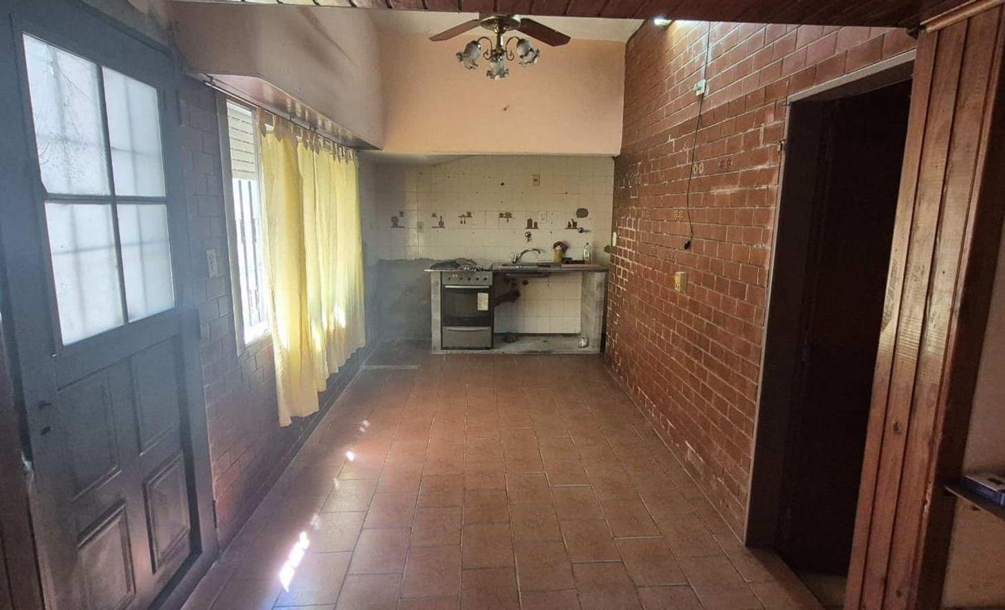 Foto de VENTA CASA 4 AMB A REFACCIONAR LOTE 427 MTS, imagen 4