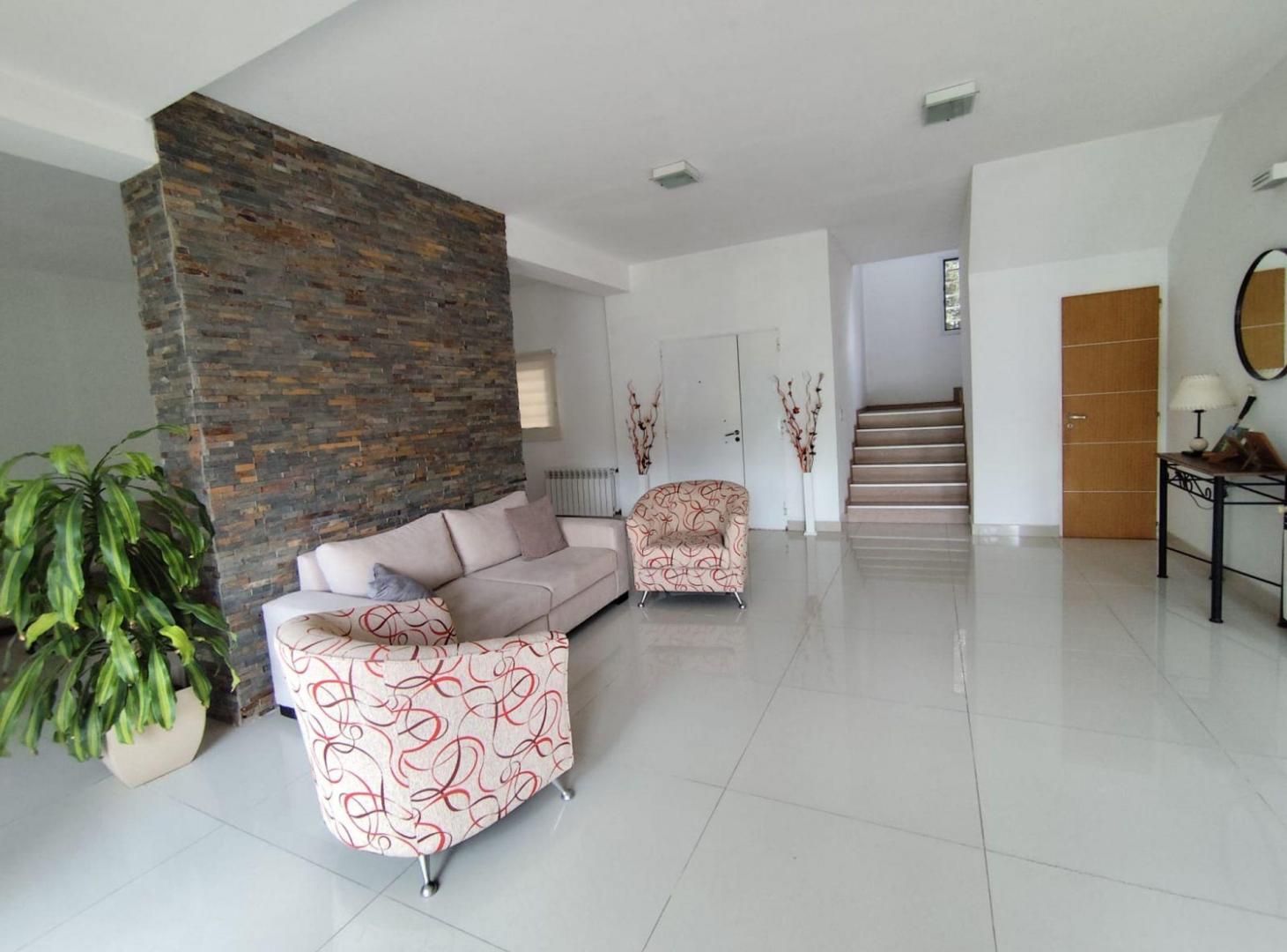 Foto de VENTA CASA 5 AMB PILETA HURLINGHAM FINANCIA, imagen 3