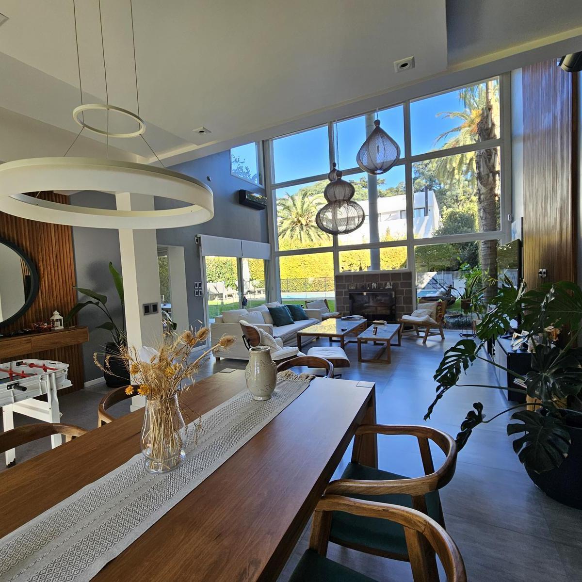 Espectacular Casa en Barrio Semi Privado 1
