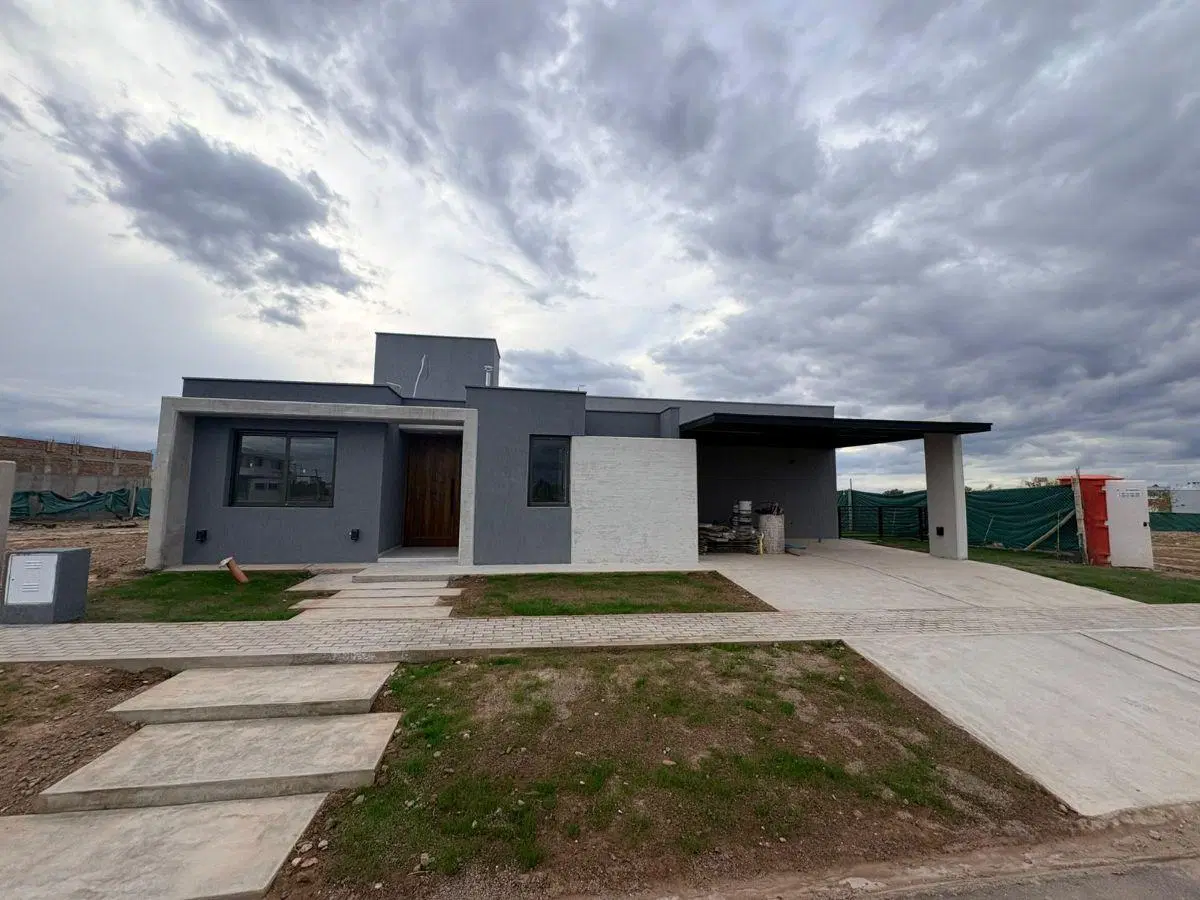 CASA EN ALQUILER- 3 HAB + 3 BAÑOS + COCHERA DOBLE- B° LOMAS TORREON 3