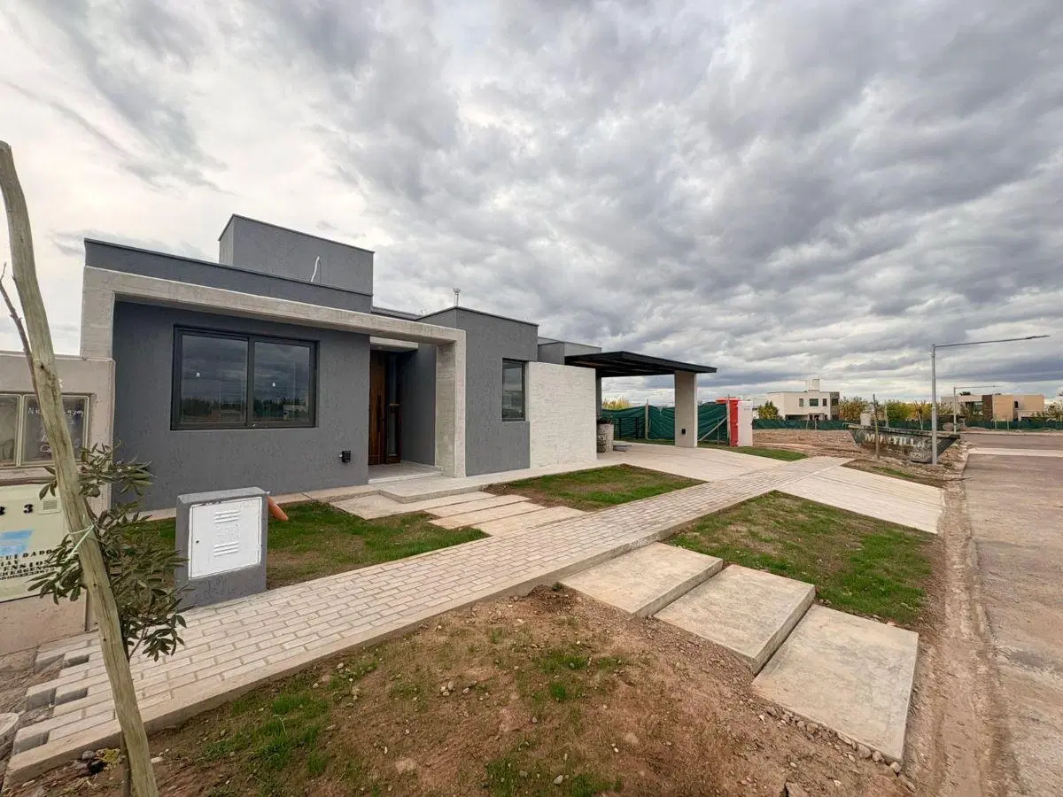 CASA EN ALQUILER- 3 HAB + 3 BAÑOS + COCHERA DOBLE- B° LOMAS TORREON 1