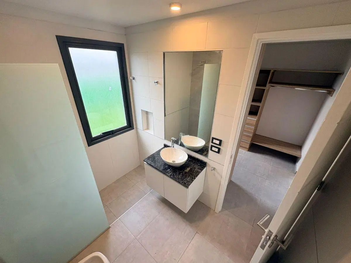 CASA EN ALQUILER- 3 HAB + 3 BAÑOS + COCHERA DOBLE- B° LOMAS TORREON 2