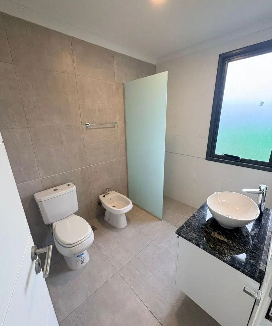 CASA EN ALQUILER- 3 HAB + 3 BAÑOS + COCHERA DOBLE- B° LOMAS TORREON 5