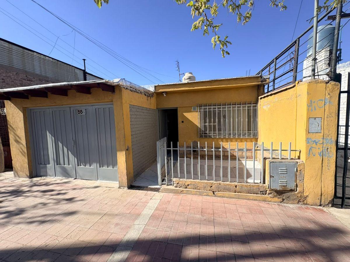 Foto de CASA EN VENTA 2HAB + 1 BAÑO + COCHERA VILLA HIPODROMO GODOY CRUZ, imagen 2
