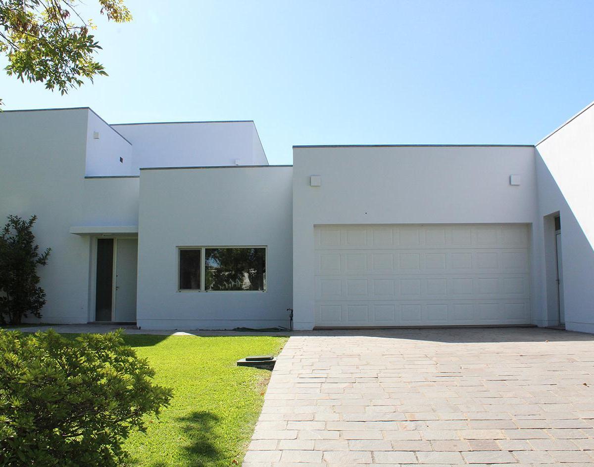 Imponente Casa Sobre Golf a La Venta en Mayling Club de Campo 2