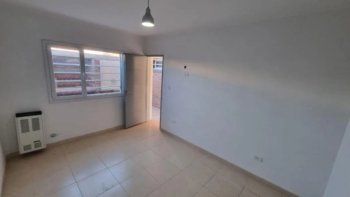 Dpto. con parrilla y patio - Plottier 1