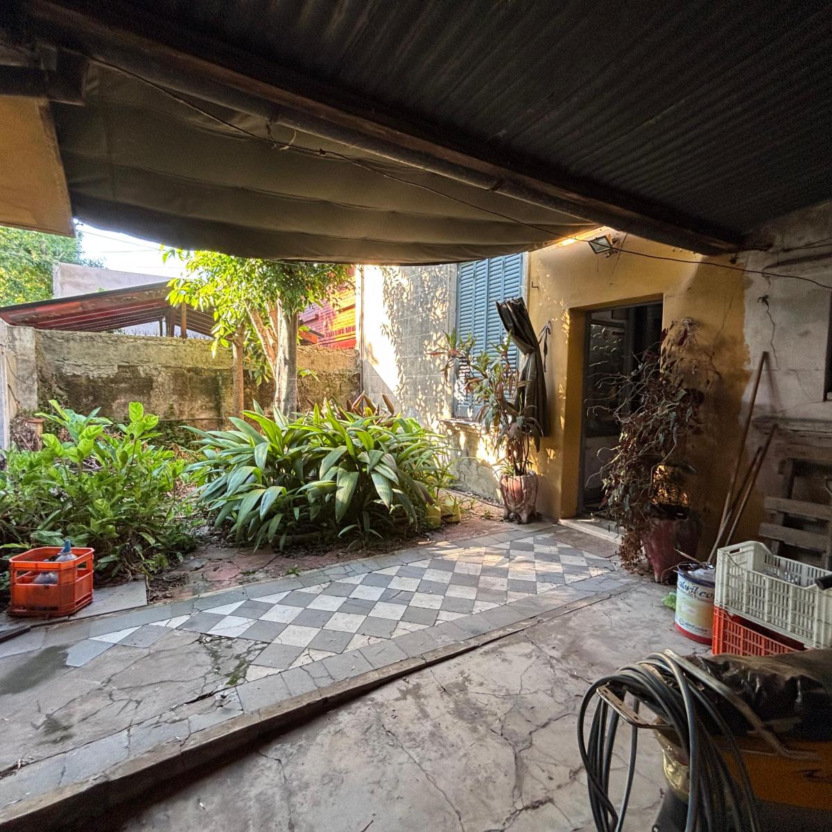 Foto de VENTA.- CASA A REFACCIONAR.- LOTE PROPIO- BUENA DISTRIBUCION CON JARDIN, imagen 3