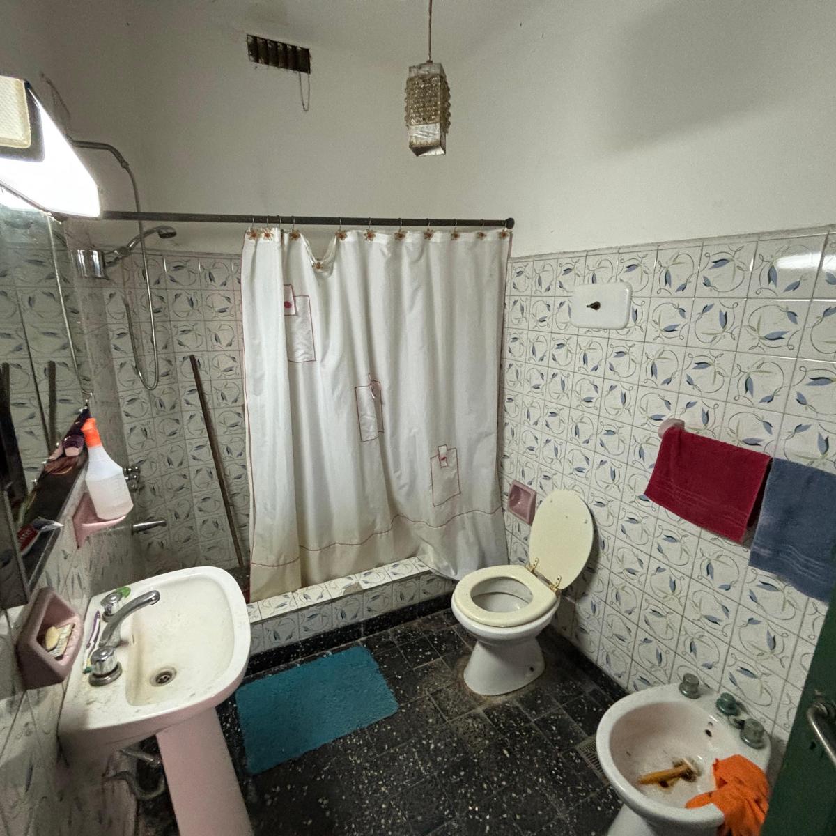 Foto de VENTA.- CASA A REFACCIONAR.- LOTE PROPIO- BUENA DISTRIBUCION CON JARDIN, imagen 4