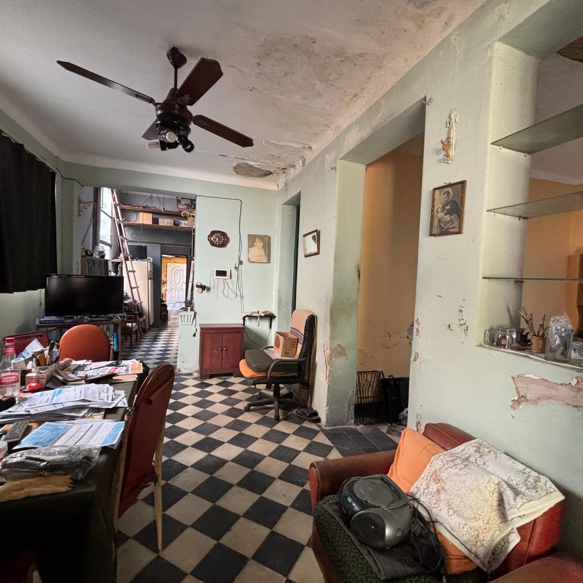 Foto de VENTA.- CASA A REFACCIONAR.- LOTE PROPIO- BUENA DISTRIBUCION CON JARDIN, imagen 5