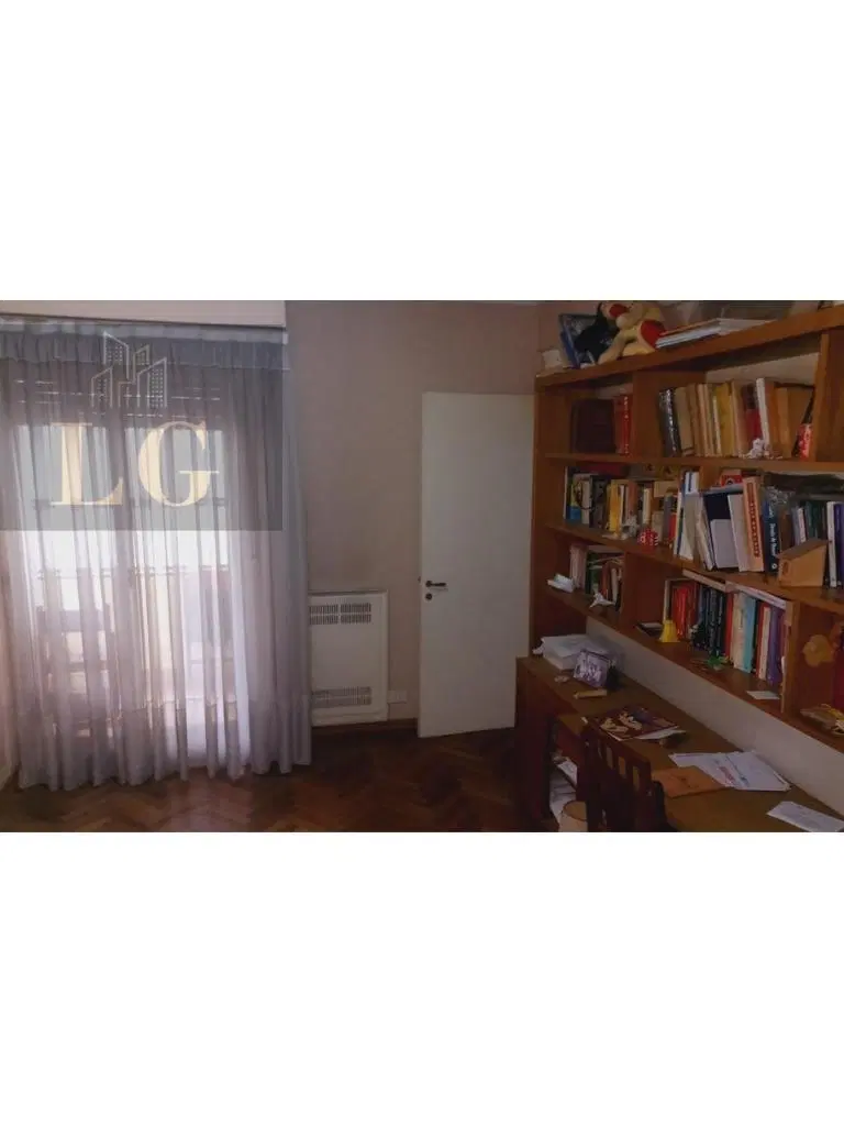 VENTA. DEPARTAMENTO DE 4 AMBIENTES. FLORES 8