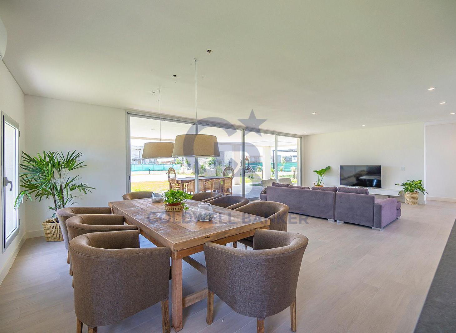 VENTA O ALQUILER CASA 5 AMBIENTES CON PILETA EN TERRALAGOS