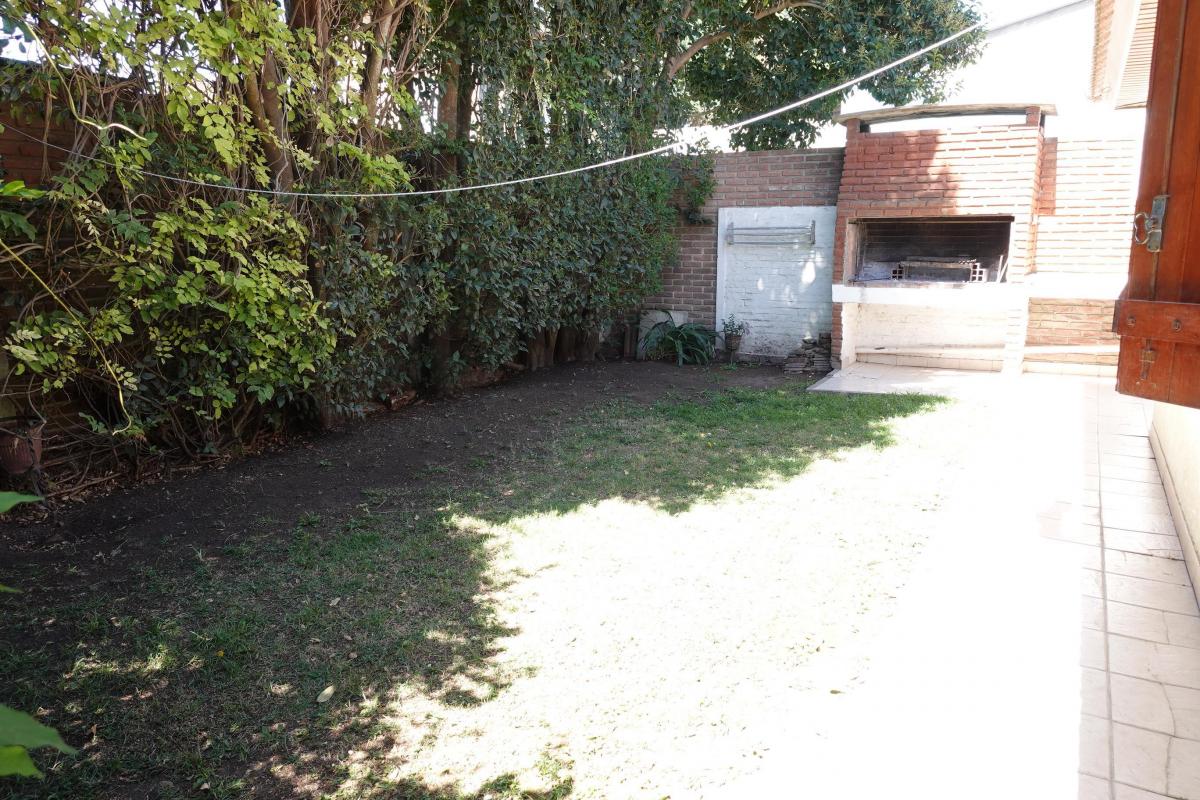 Hermoso Chalet en Venta a la venta chalet ubicado en calle Algorta N° 1112