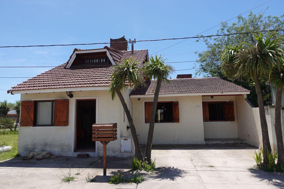 Chalet más departamento en venta en Carrasco 1015, emplazados sobre un terreno de 200 m².
