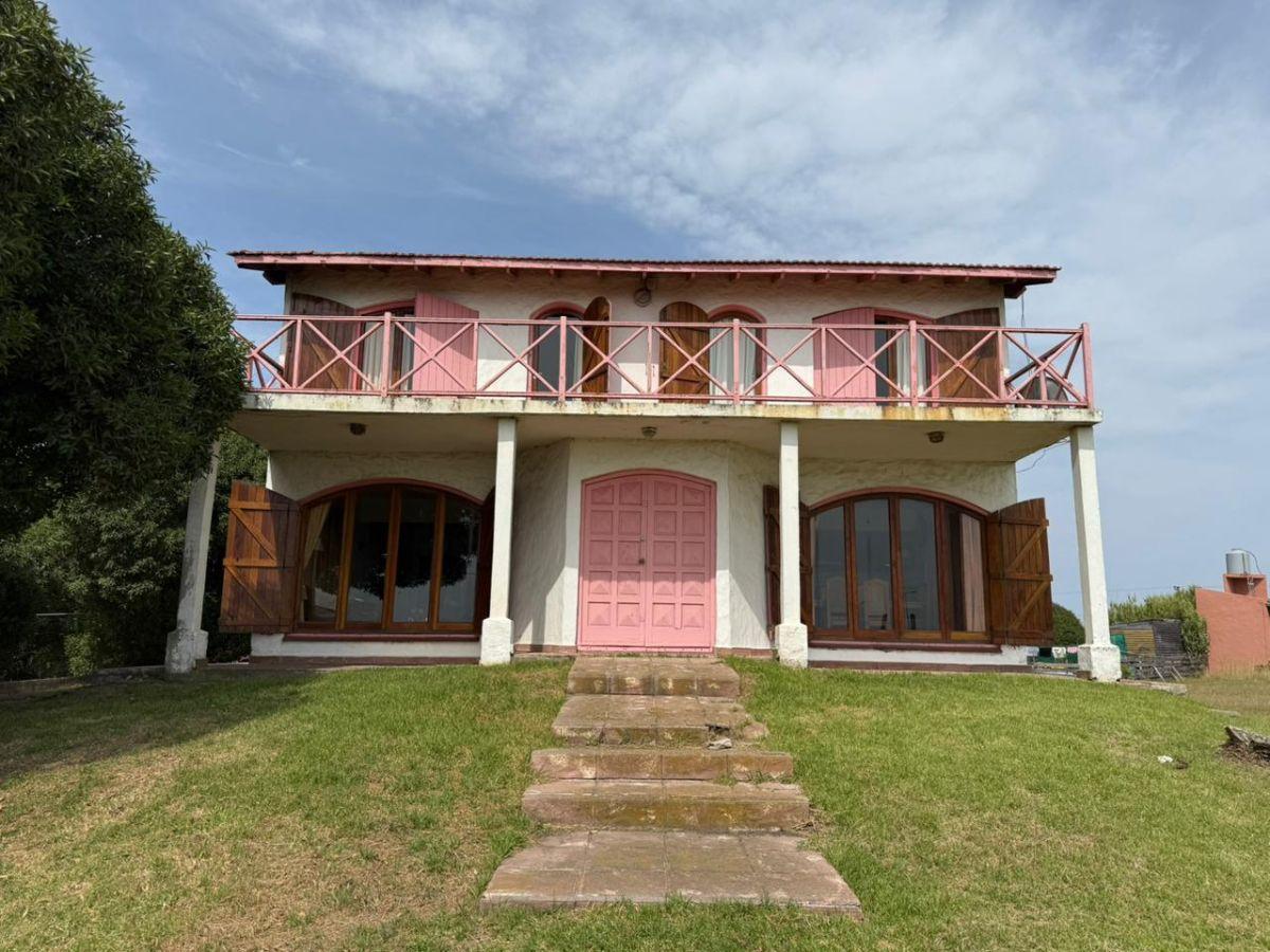 Impresionante chalet estilo colonial en venta frente al mar