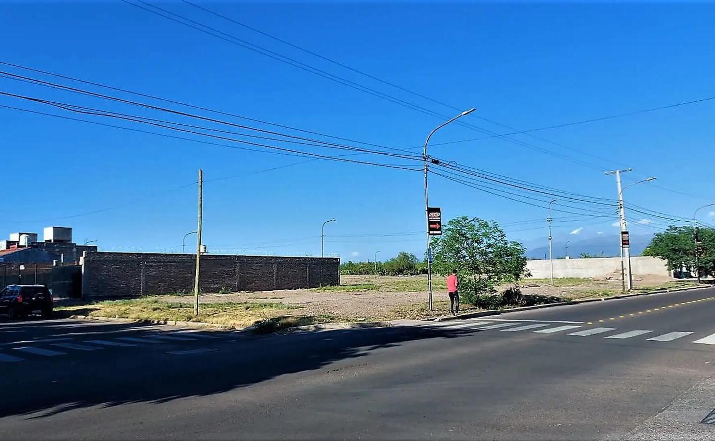 GRAN TERRENO EN B° AGUA Y ENERGIA - JUAN B. JUSTO ESQ. CONSTITUCIÓN - MAIPÚ