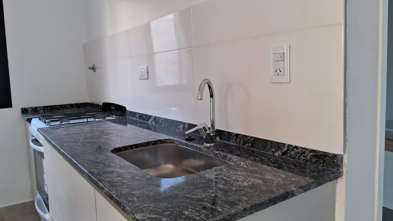 Foto de DEPARTAMENTO DE 1 DORMITORIO CON COCHERA - EN FRENTE DEL DALVIAN - B°, imagen 5