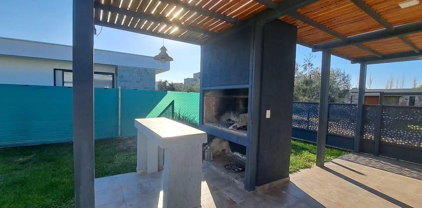 Moderna Casa En Venta – Ubicación Premium en Barrio Ciro de Vieytes 3