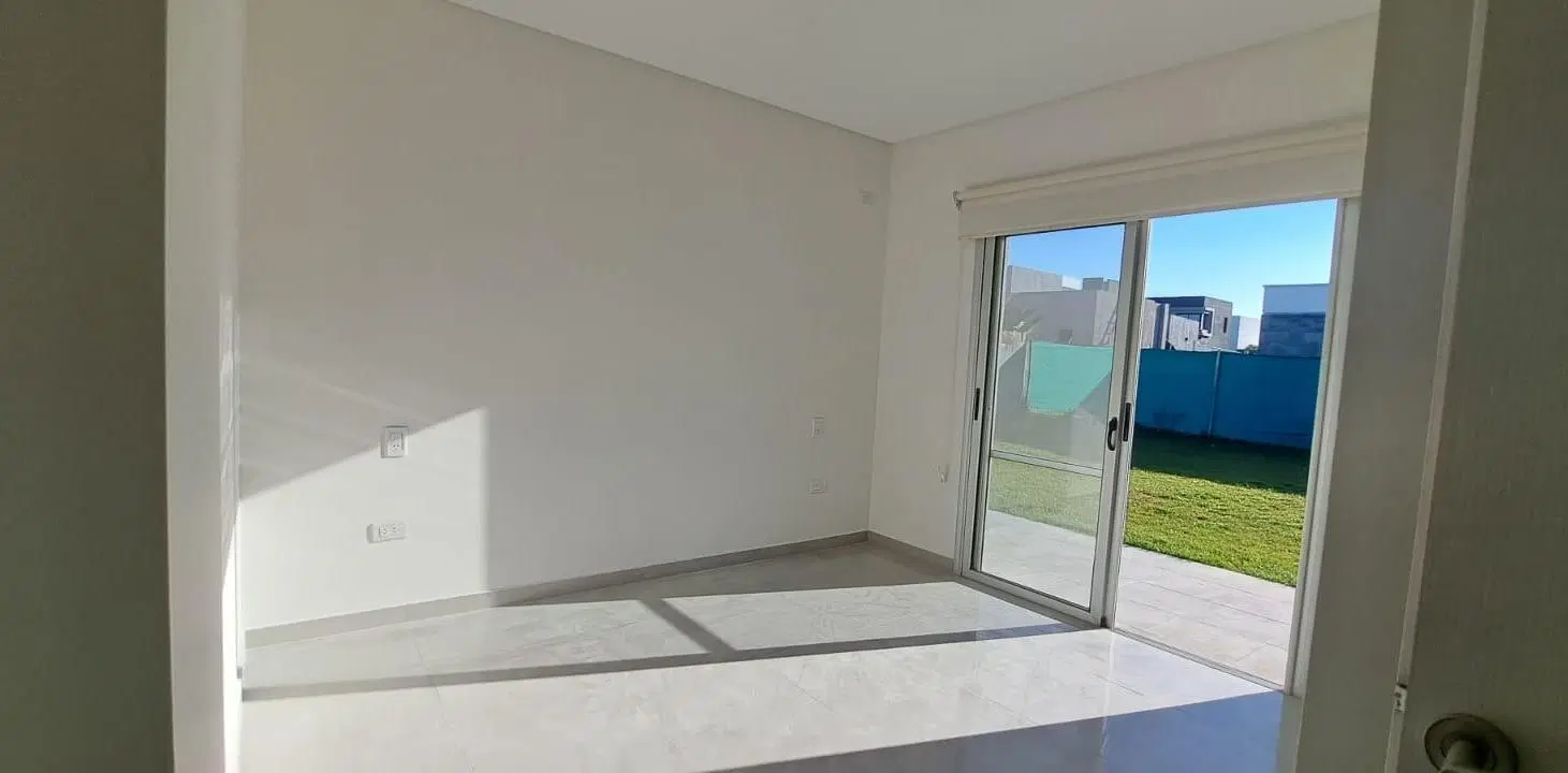 Moderna Casa En Venta – Ubicación Premium en Barrio Ciro de Vieytes 2