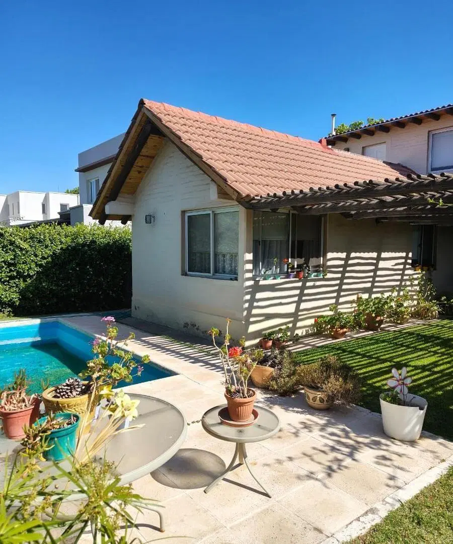 APTO CRÉDITO - Oportunidad exclusiva en Club de Campo – Casa en calle Azcuénaga al 1400, Guaymallén. 3