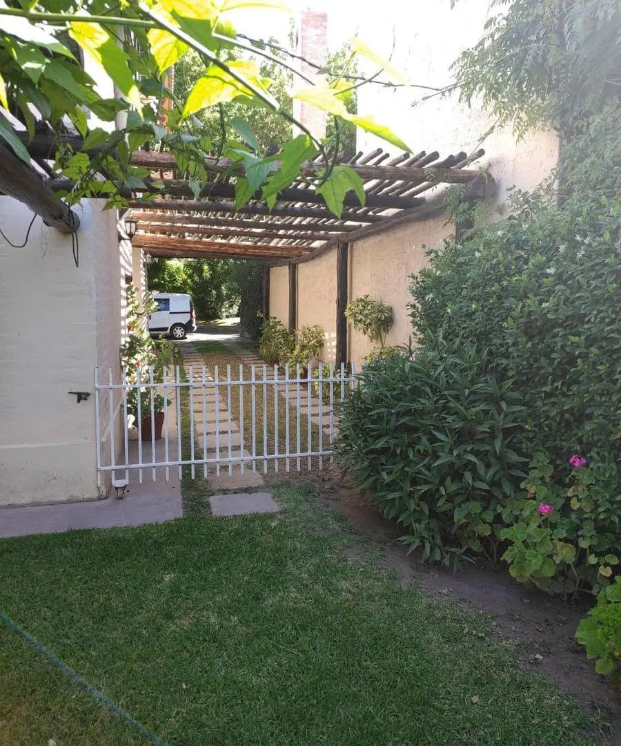 APTO CRÉDITO - Oportunidad exclusiva en Club de Campo – Casa en calle Azcuénaga al 1400, Guaymallén. 2