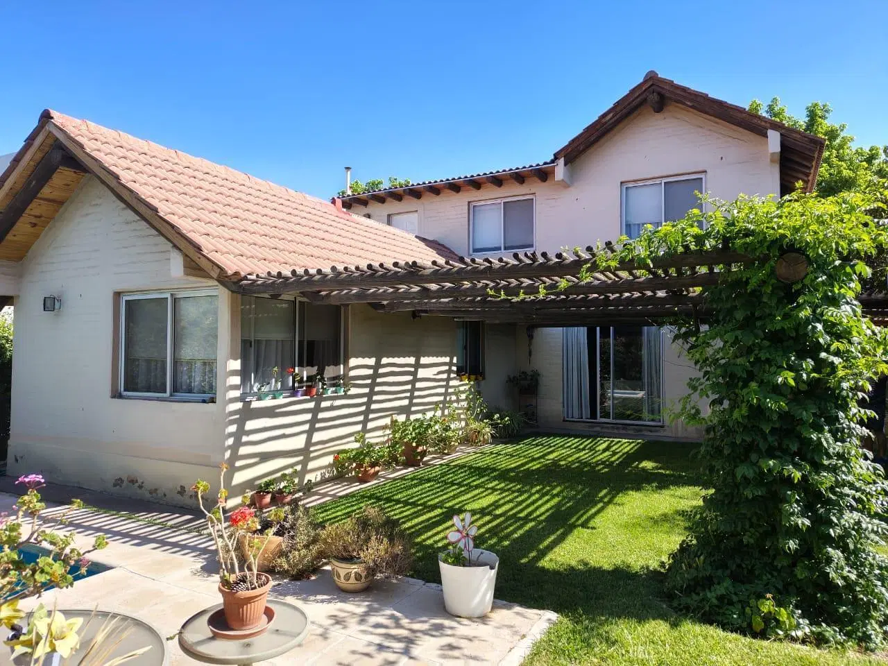 APTO CRÉDITO - Oportunidad exclusiva en Club de Campo – Casa en calle Azcuénaga al 1400, Guaymallén. 4