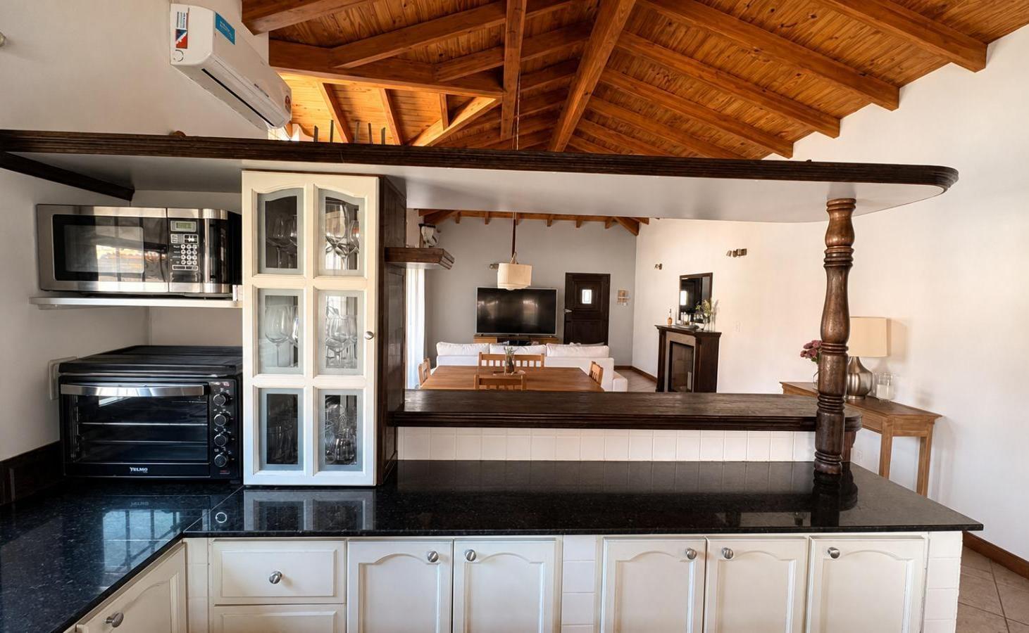 Foto de Excelente Casa en Venta en Chacras de Coria: Gran Jardín, Pileta, imagen 1