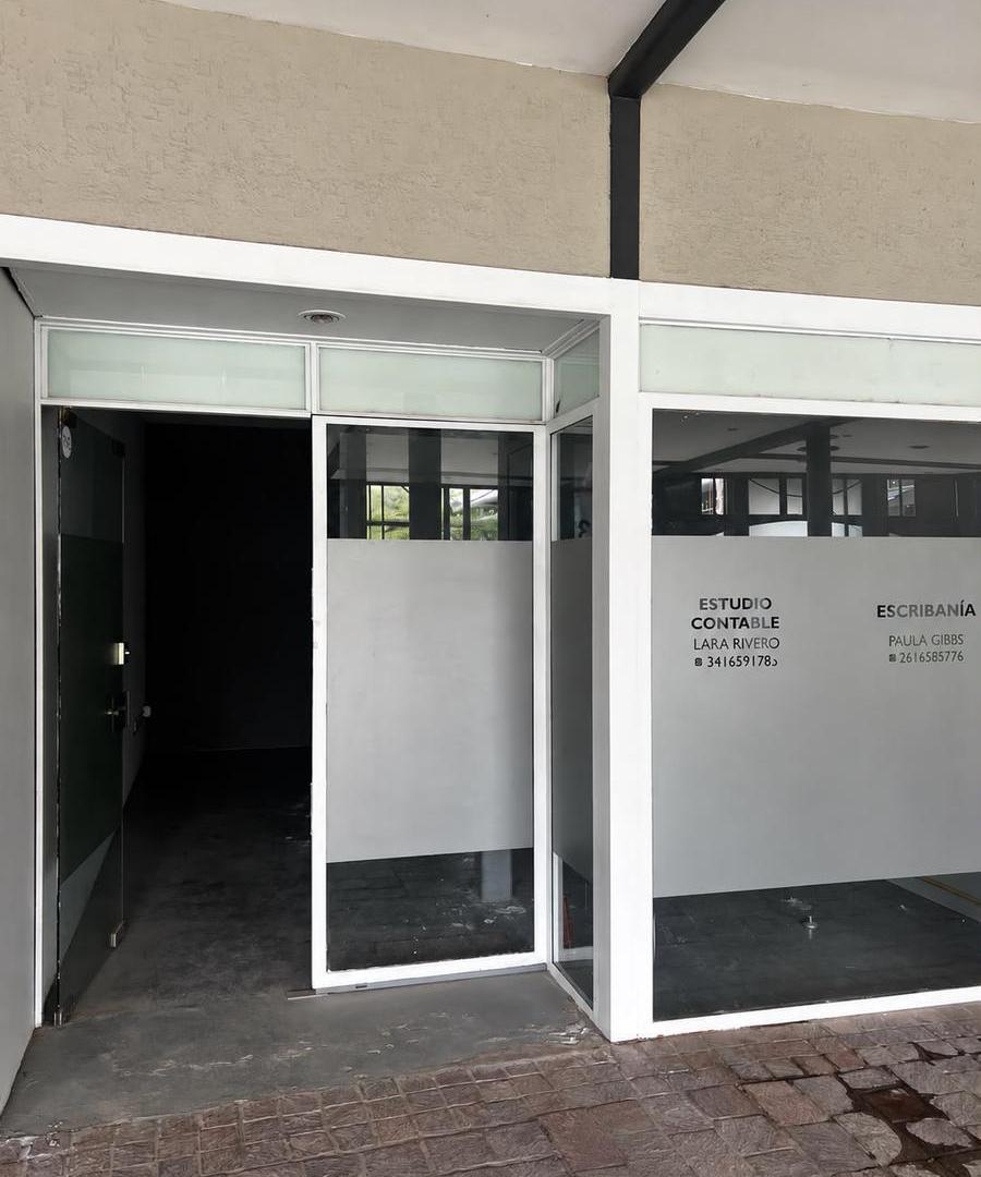 Foto de Local Comercial en Alquiler- Paseo de Compras- Chacras de Coria, imagen 2