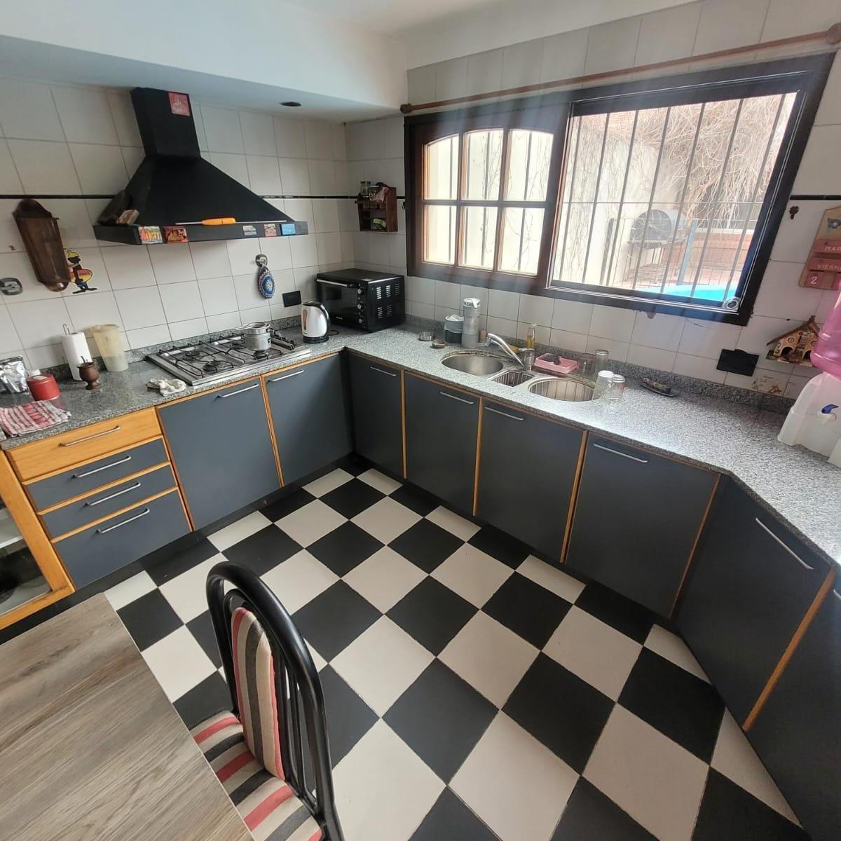 Casa en Venta de 4 Ambientes Castelar Sur con Pileta y Quincho 3