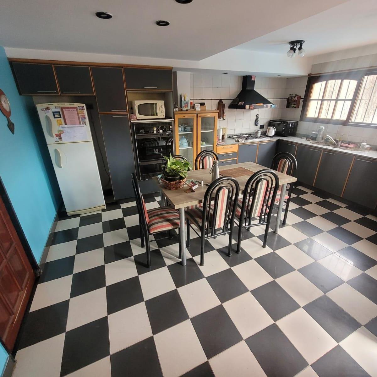 Casa en Venta de 4 Ambientes Castelar Sur con Pileta y Quincho 4