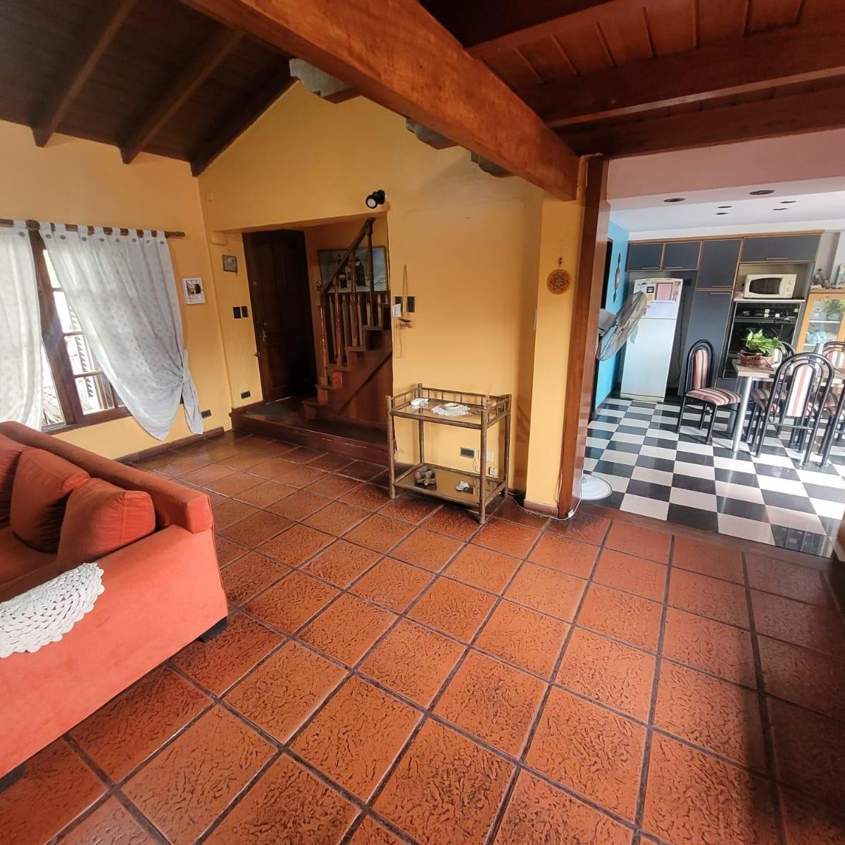 Casa en Venta de 4 Ambientes Castelar Sur con Pileta y Quincho 5