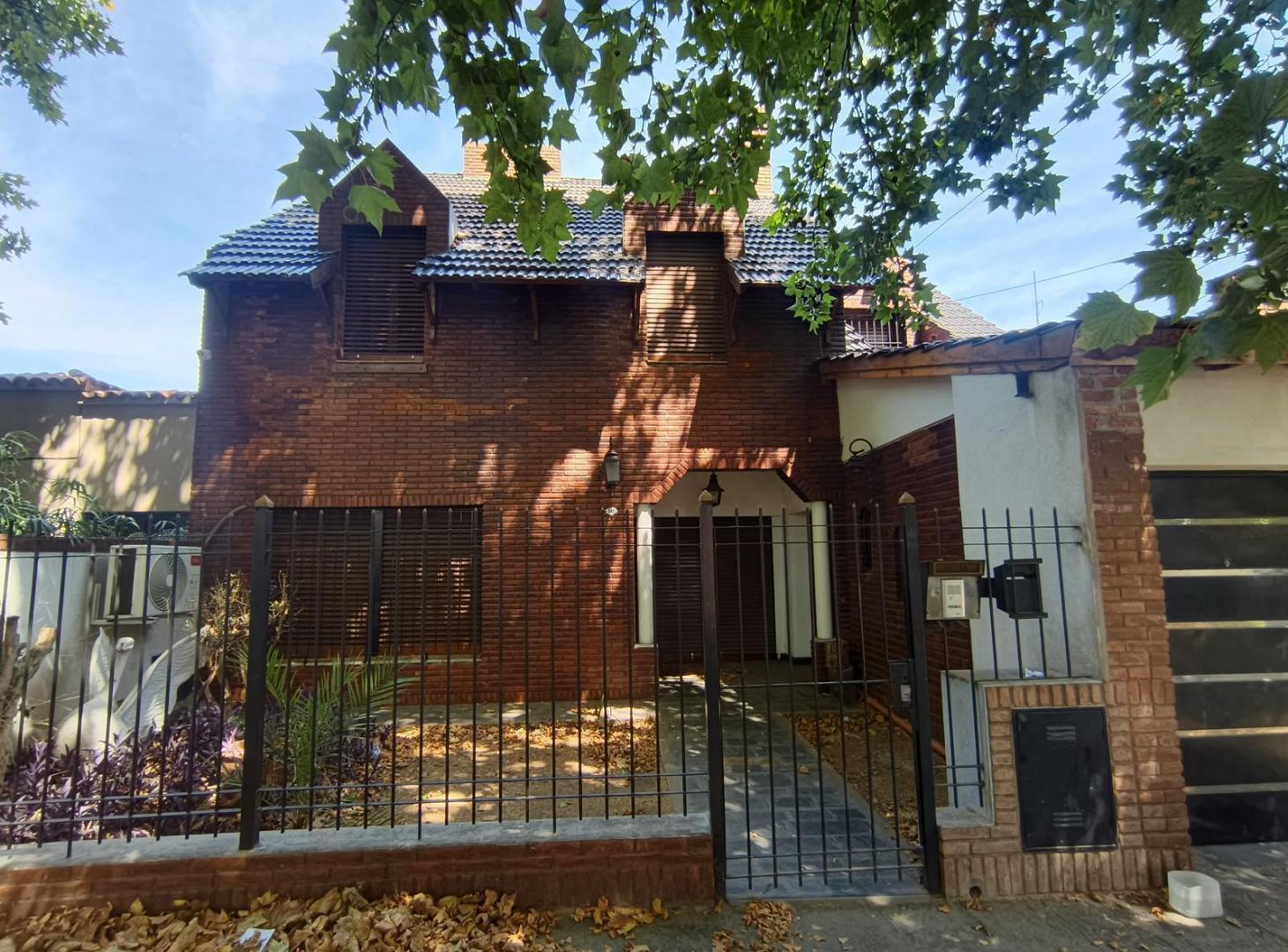 Venta de Casa de 5 ambientes con cochera, quincho y pileta en Moron Sur. Zona Oeste.