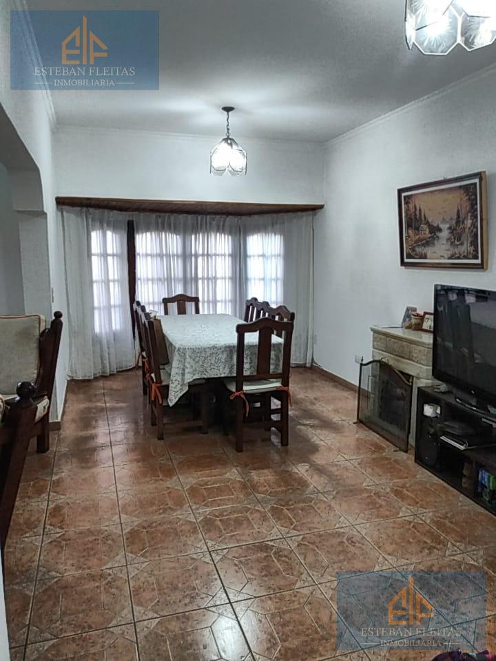 Foto de IMPERDIBLE CASA 4 AMBIENTES EN CIUDAD EVITA | PILETA, QUINCHO Y COCHERA, imagen 2