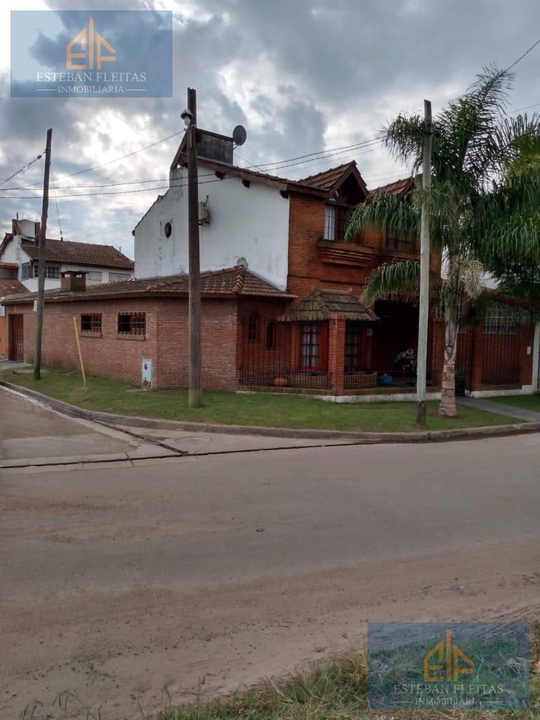 Foto de IMPERDIBLE CASA 4 AMBIENTES EN CIUDAD EVITA | PILETA, QUINCHO Y COCHERA, imagen 1