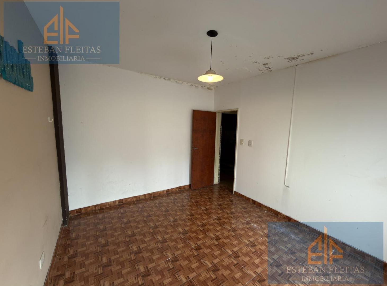 Foto de Venta casa de 3 ambientes a reciclar en lote propio de 225 M2 - Isidro, imagen 2
